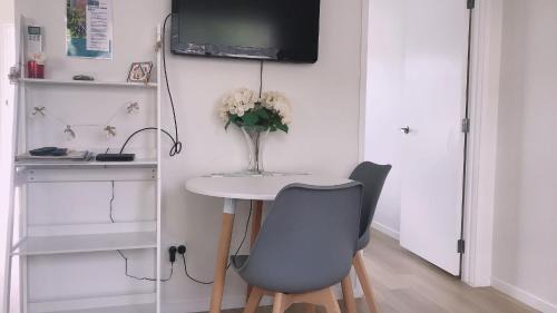Mount Eden Apartment | Bright Eden Park two bed townhouse private parking