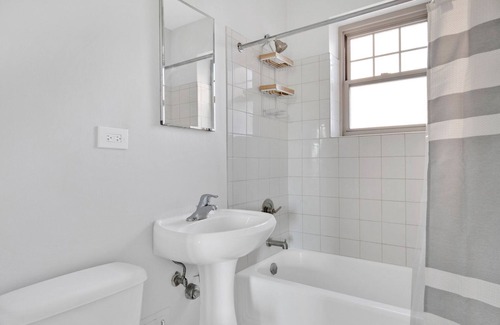Evanston Apartment | Bright Evanston 2BR, 1 mile from Northwestern campus, by Blueground