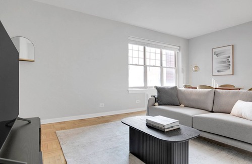 Evanston Apartment | Bright Evanston 2BR, 1 mile from Northwestern campus, by Blueground