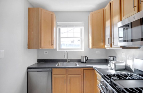 Evanston Apartment | Bright Evanston 2BR, 1 mile from Northwestern campus, by Blueground