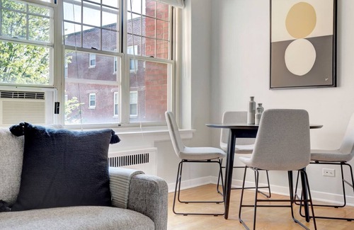Evanston Apartment | Bright Evanston 2BR w/ W/D, 1 mile to Northwestern campus, by Blueground