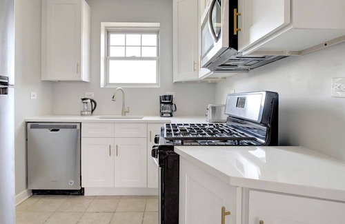 Evanston Apartment | Bright Evanston 2BR w/ W/D, 1 mile to Northwestern campus, by Blueground
