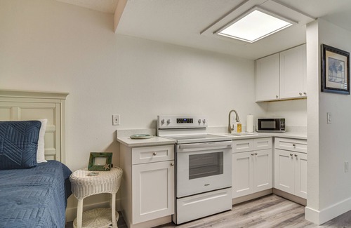 Pass-a-Grille Historic District Apartment | Bright Gulf Coast Escape - 8 Mi to Johns Pass!