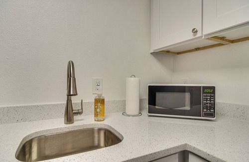Pass-a-Grille Historic District Apartment | Bright Gulf Coast Escape - 8 Mi to Johns Pass!