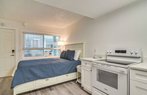 Pass-a-Grille Historic District Apartment | Bright Gulf Coast Escape - 8 Mi to Johns Pass!