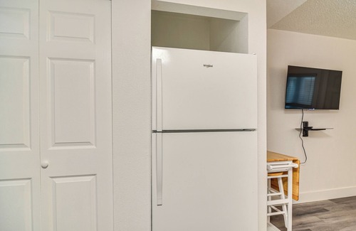 Pass-a-Grille Historic District Apartment | Bright Gulf Coast Escape - 8 Mi to Johns Pass!