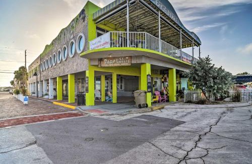 Pass-a-Grille Historic District Apartment | Bright Gulf Coast Escape - 8 Mi to Johns Pass!
