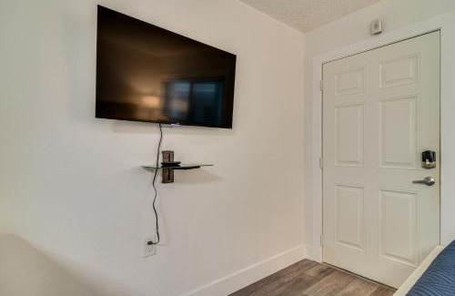 Pass-a-Grille Historic District Apartment | Bright Gulf Coast Escape - 8 Mi to Johns Pass!