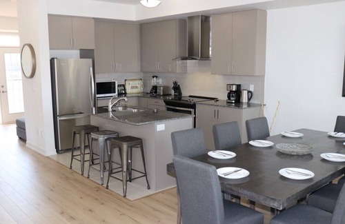 Newmarket House | Bright High Ceiling Home In Heart Of Newmarket
