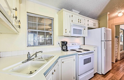 Braden River House | Bright Home: Pool Access & Screened-In Porch!