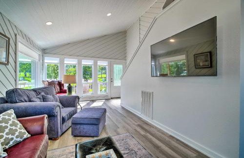 Willis House | Bright Home with Dock on Lake Conroe!