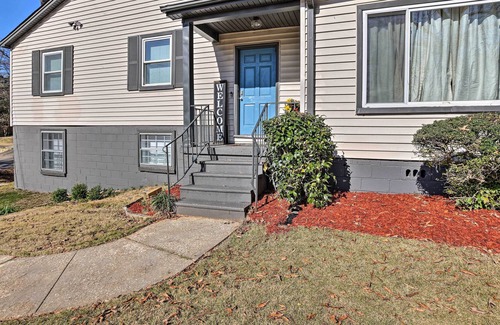 New Castle House | Bright Home with Fireplace & Screened-In Porch!