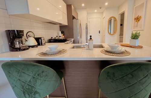Cote-Des-Neiges—Notre-Dame-De-Grace Apartment | Bright! King bed *private office*terrace*gym*