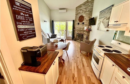 Magog Condo | Bright lakeside condo