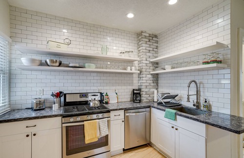 Elliot Park Condo | Bright Minneapolis Apartment - 1 Mi to Downtown!
