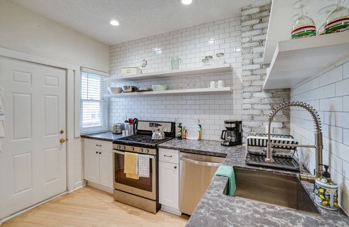 Elliot Park Condo | Bright Minneapolis Apartment - 1 Mi to Downtown!