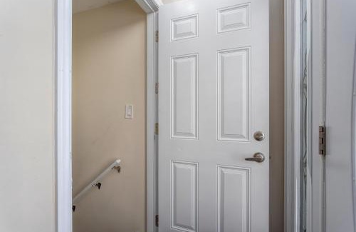 Guelph House | Bright & Modern 1 bedroom unit!