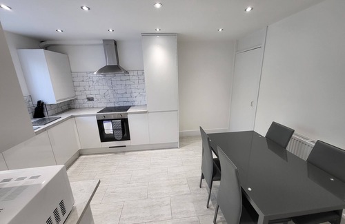 Sutton Central Apartment | Bright Modern 3 Bedroom Apartment