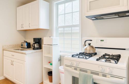 Logan Square Apartment | Bright & Modern 3BR/1BA in Logan Square