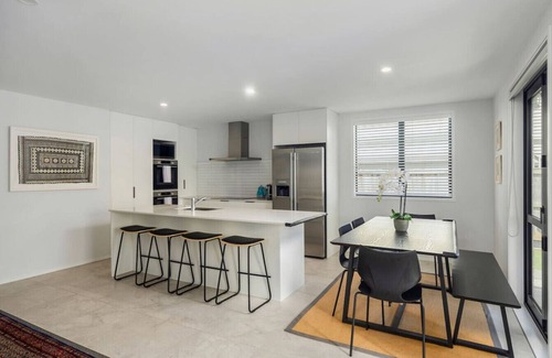 Mount Roskill House | Bright & Modern City Fringe Home