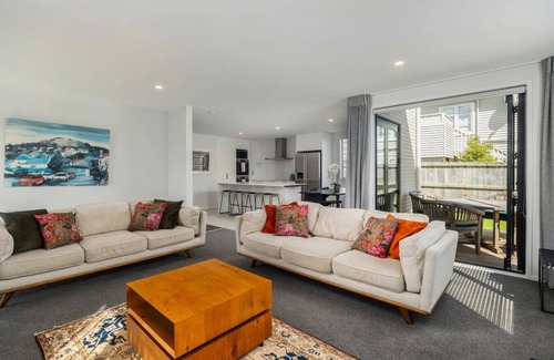 Mount Roskill House | Bright & Modern City Fringe Home