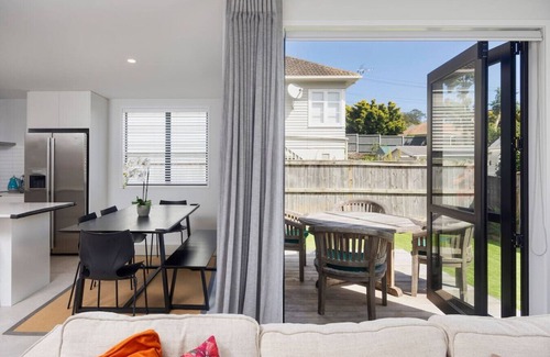 Mount Roskill House | Bright & Modern City Fringe Home