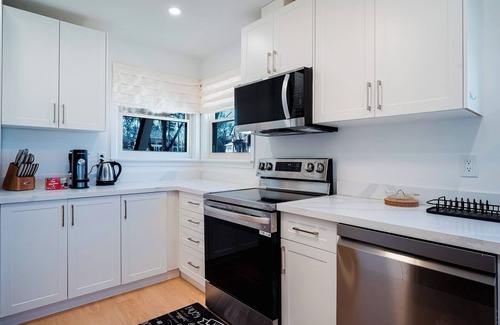 Whitby Apartment | Bright, Modern & Cozy Getaway Home near Toronto