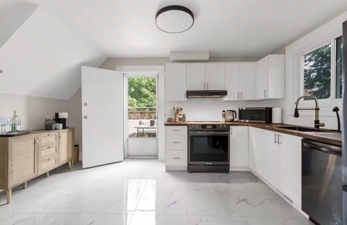 York - Haig Apartment | Bright & Modern Loft w/Patio, By Falls & Wineries