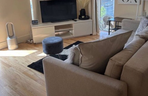 Greenwich House | Bright Modern Luxury Three bedroom House in the Heart of Chatham