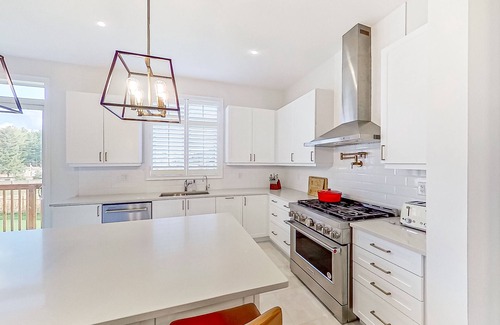 Springwater House | Bright, modern, spacious home with fireplace, near gorgeous lakes & skiing