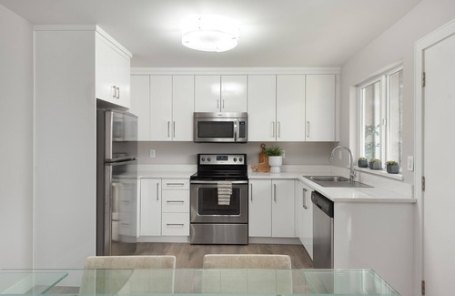 Port Moody House | Bright modern suite with full kitchen and washer/dryer.