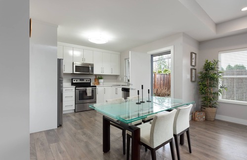 Port Moody House | Bright modern suite with full kitchen and washer/dryer.