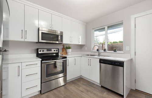 Port Moody House | Bright modern suite with full kitchen and washer/dryer.