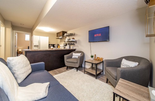 Jasper Place House | ★Bright Modern Suite ★ Netflix - WiFi ✔Long Stays ★ Clean
