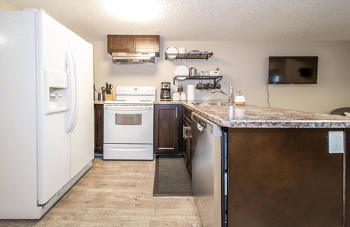 Jasper Place House | ★Bright Modern Suite ★ Netflix - WiFi ✔Long Stays ★ Clean