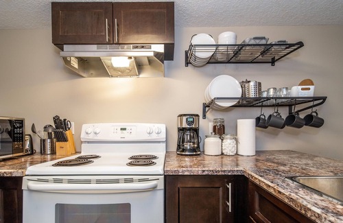 Jasper Place House | ★Bright Modern Suite ★ Netflix - WiFi ✔Long Stays ★ Clean