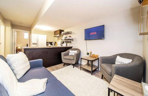Jasper Place Apartment | Bright Modern Suite - Netflix - WiFi - Long Stays