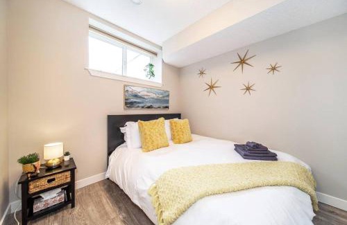Jasper Place Apartment | Bright Modern Suite - Netflix - WiFi - Long Stays