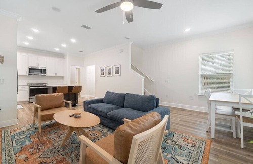 South Pensacola House | Bright & open/walk to downtown!