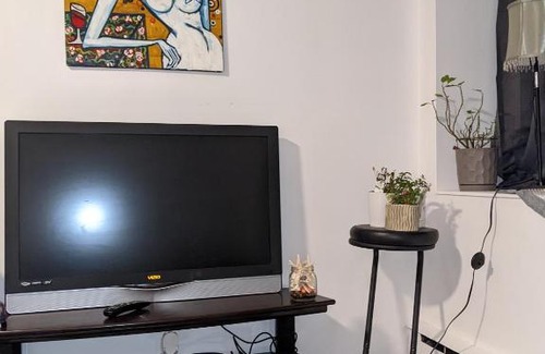 Brockton Village Apartment | Bright Parkdale Court - Little Portugal w/ Free Parking