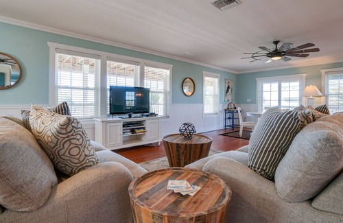 Seagrass House | Bright Pet-friendly Abode with Private pool on North Cape