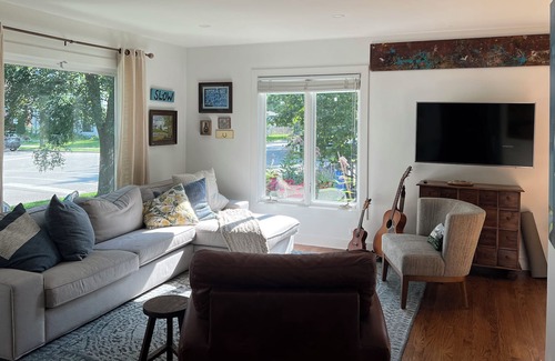 Skokie House | Bright, Pet Friendly Home in Family Friendly Neighborhood