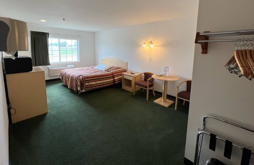 Renault Bed & Breakfast | Bright Petite Double Queen Suite with Free Parking