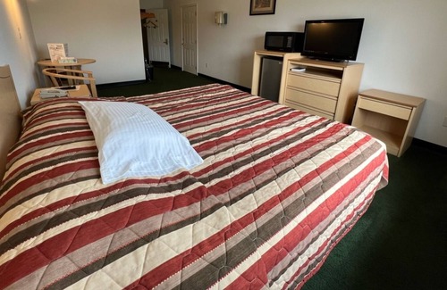 Renault Bed & Breakfast | Bright Petite Double Queen Suite with Free Parking