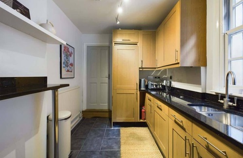 Pimlico Apartment | Bright Pimlico Flat with Private Courtyard Patio