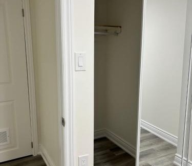 Brampton House | Bright Queen Room close to Sheridan College and Airport