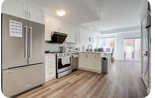 Downsview House | Bright Queen Room with Shared Bathroom near Downsview Park Subway York University and Yorkdale Mall