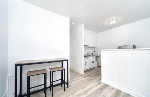 Bridgeview Apartment | Bright Quiet One Bedroom Apartment