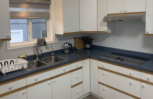 Kamloops House | Bright & Quite 3 Bedroom 2 Bath top Floor House