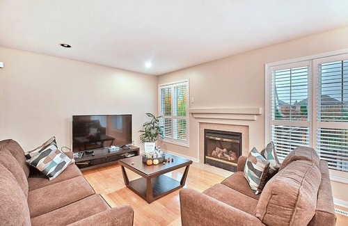 Brampton House | Bright Ravine 4B Brampton Greater Toronto house